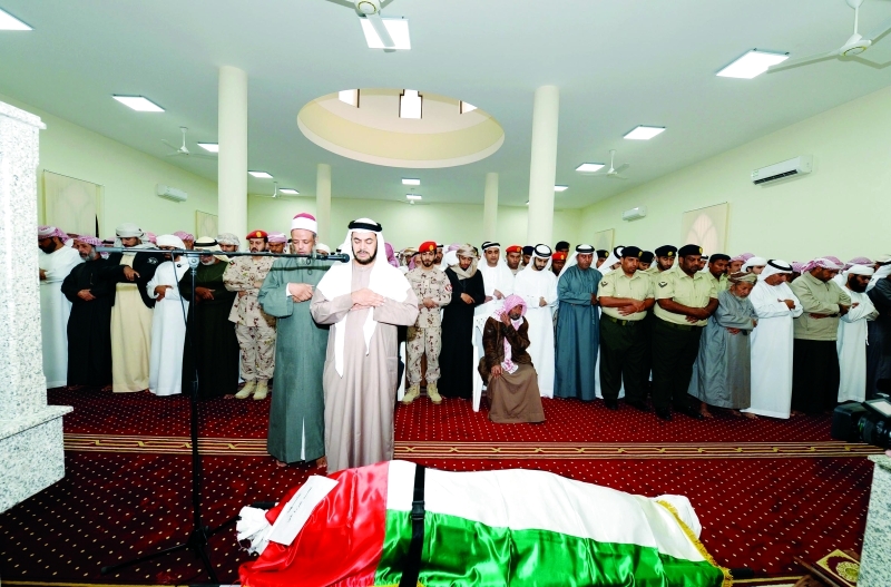 "المصلون أثناء صلاة الجنازة على جثمان الشهيد أحمد المزروعي | تصوير زيشان أحمد ووام"