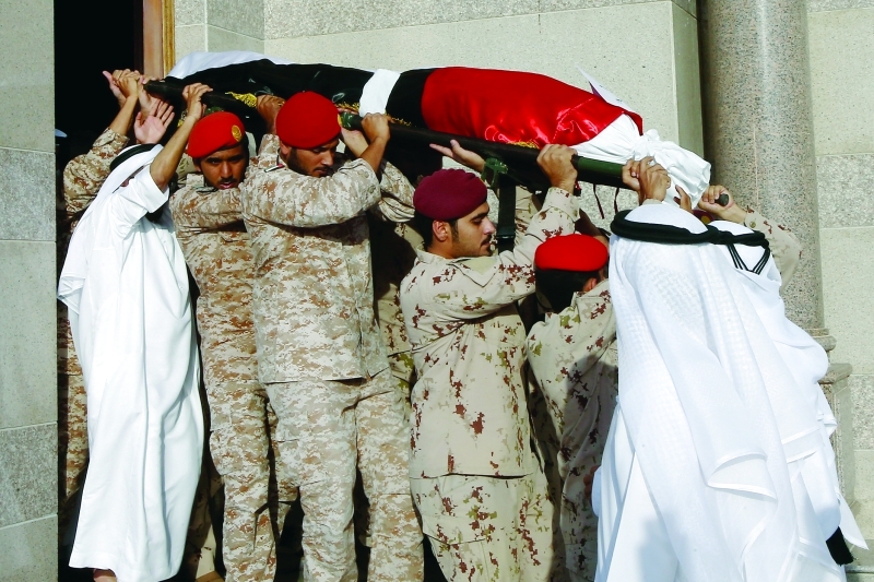 "جثمان الشهيد عبد الحميد الحمادي محمولاً على الأكتاف"