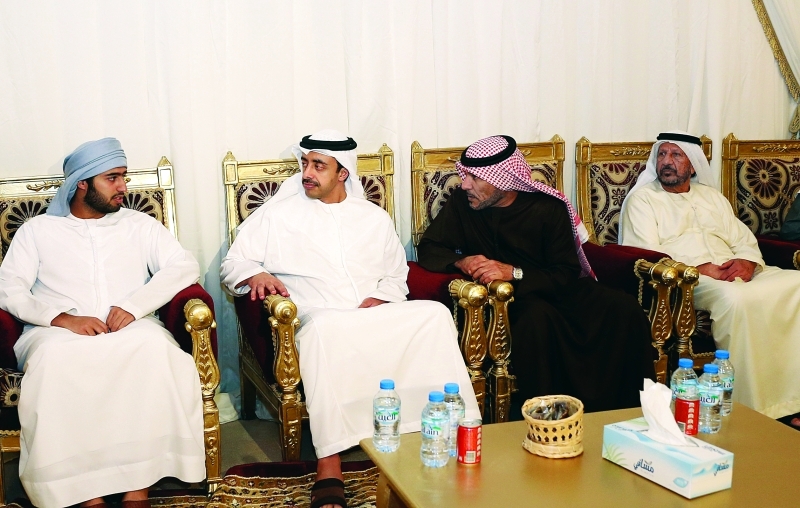 "عبد الله بن زايد مواسياً أسرة الشهيد عبد الحميد الحمادي"