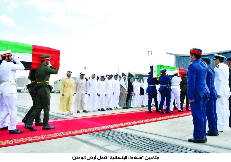"رجال القوات المسلحة يحملون جثامين الشهداء"
