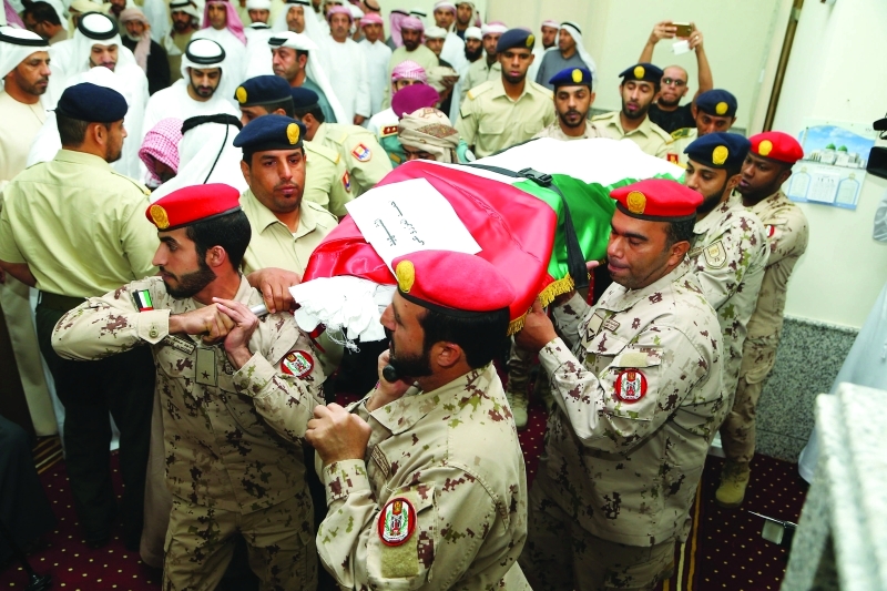 "ضباط وأفراد من القوات المسلحة يحملون جثمان الشهيد"