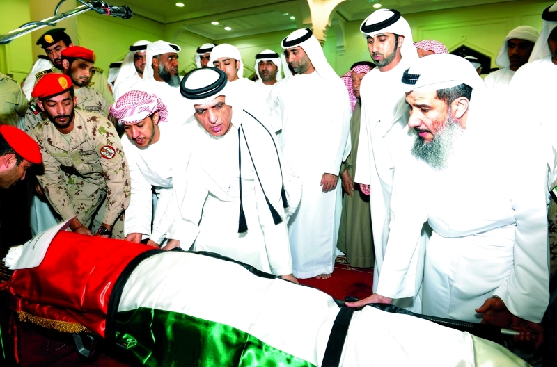 "■ سعود بن صقر مشاركاً الجموع في حمل جثمان الشهيد أحمد الطنيجي | البيان ووام"