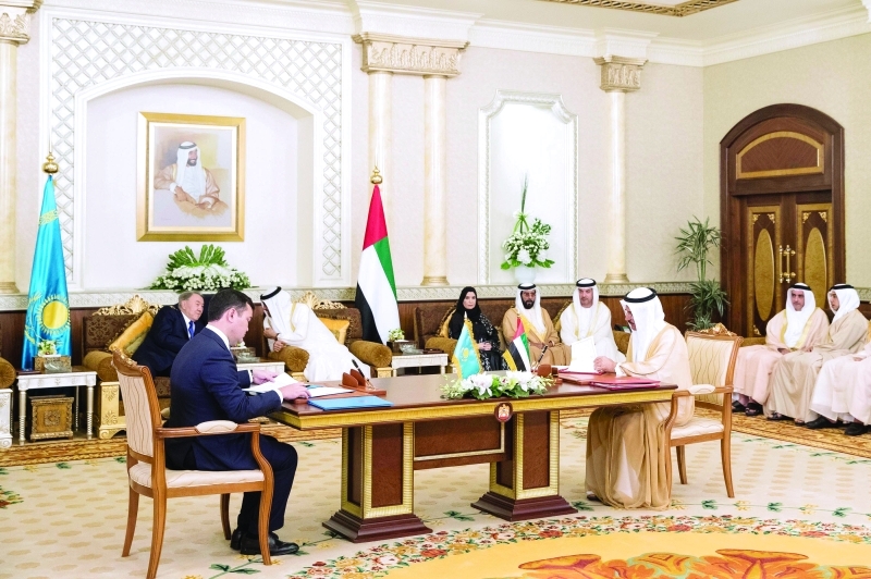 "محمد بن زايد ونزار باييف يشهدان توقيع سلطان المنصوري مذكرة تفاهم مع جينيس قاسيمبيك"