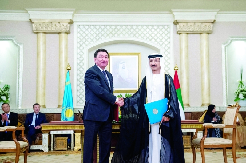 "سلطان بن سليم مصافحاً اليك أيداربايف عقب توقيع مذكرة التفاهم"
