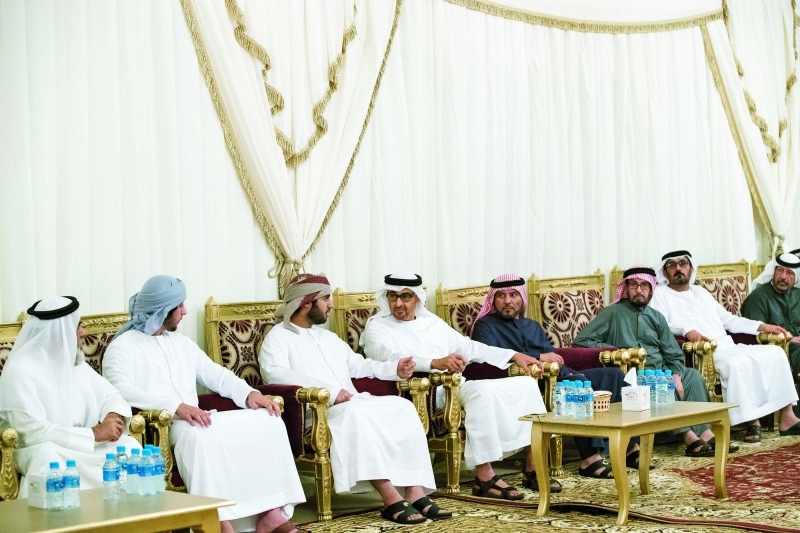 "محمد بن زايد خلال عزاء الشهيد الحمادي"
