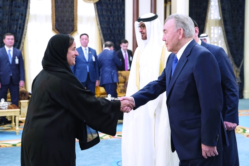 "نزار باييف مصافحاً لبنى القاسمي"