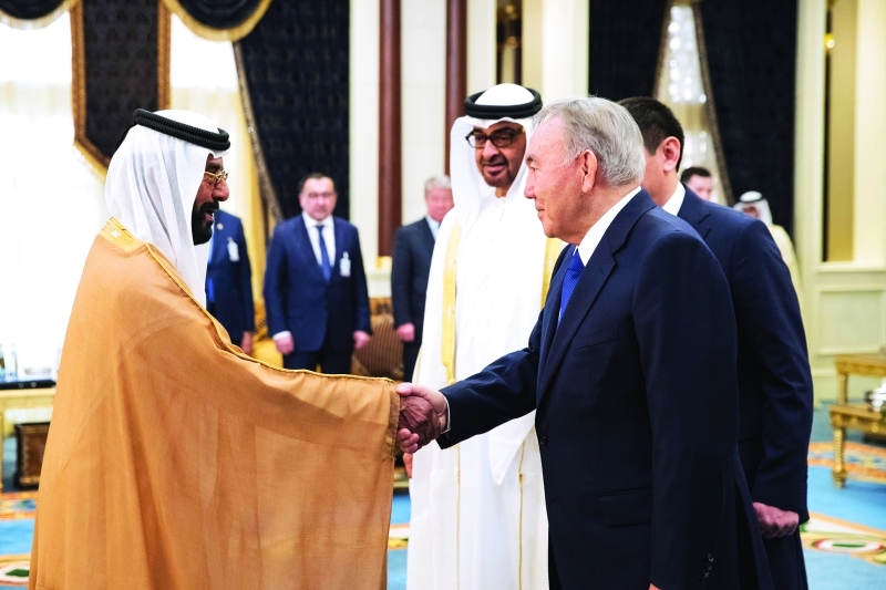 "بحضور محمد بن زايد.. رئيس كازاخستان يصافح طحنون بن محمد"
