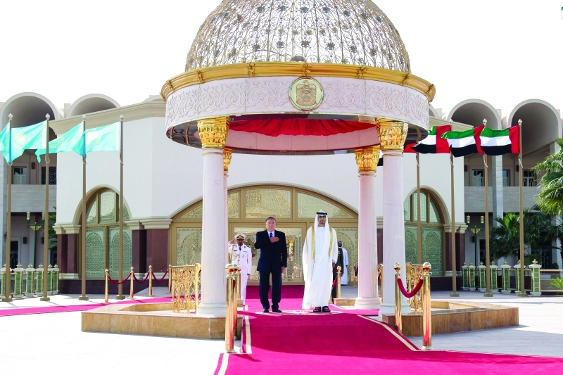 "محمد بن زايد ونزار باييف خلال مراسم الاستقبال"