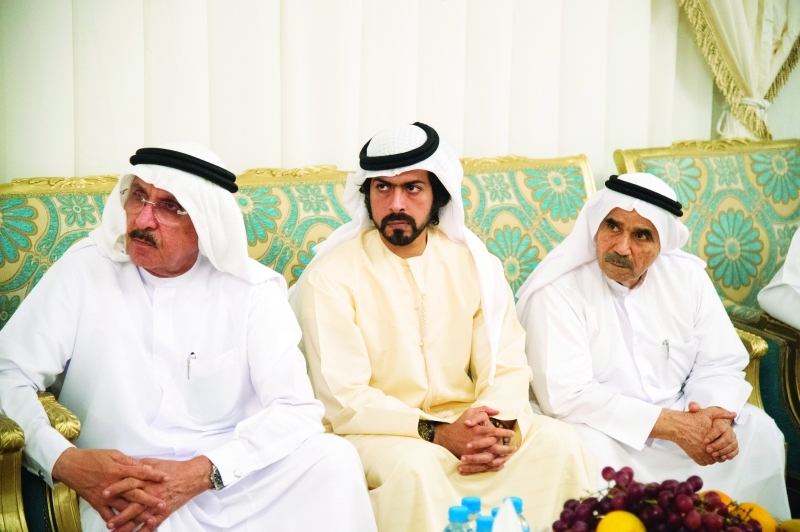 "■ خليفة بن طحنون خلال تقديم العزاء لأسرة الشهيد البستكي"