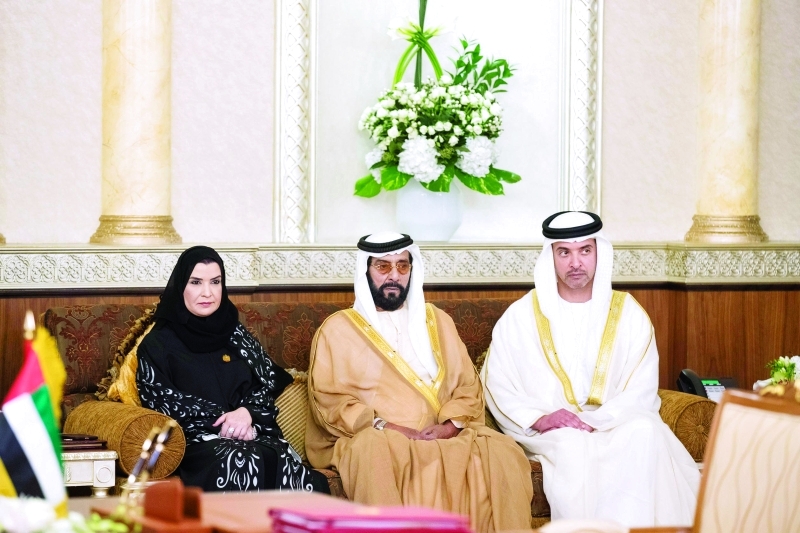"أمل القبيسي وطحنون بن محمد وهزاع بن زايد"