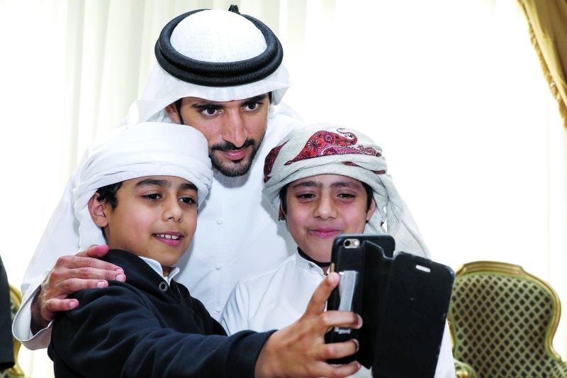 "ولي عهد دبي في «سيلفي » مع نجلي الشهيد أحمد المزروعي"
