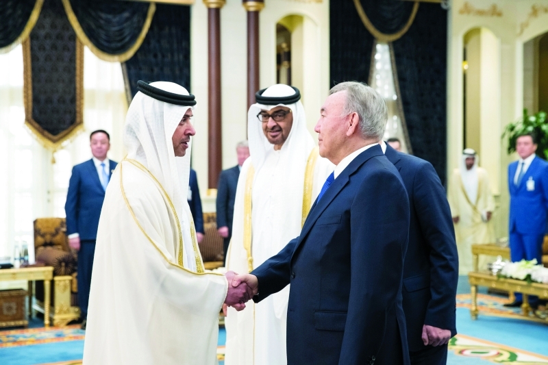 "بحضور محمد بن زايد.. نزار باييف يصافح هزاع بن زايد"