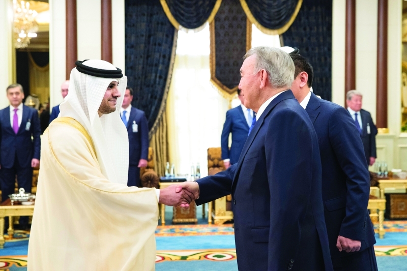 "رئيس كازاخستان مصافحاً أحمد المزروعي"