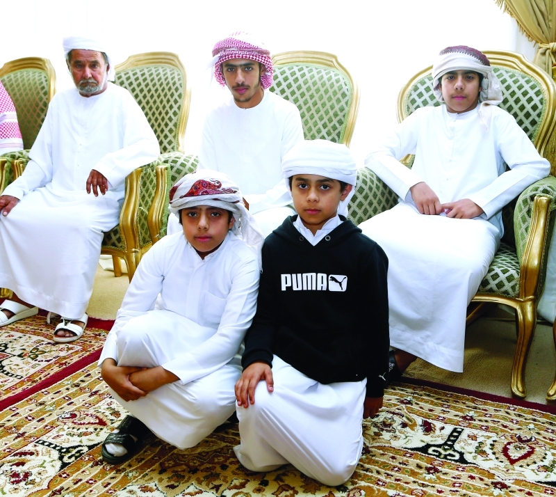 "ذوو الشهيد أحمد المزروعي خلال تلقي العزاء من جموع المواطنين | تصوير: زيشان أحمد"