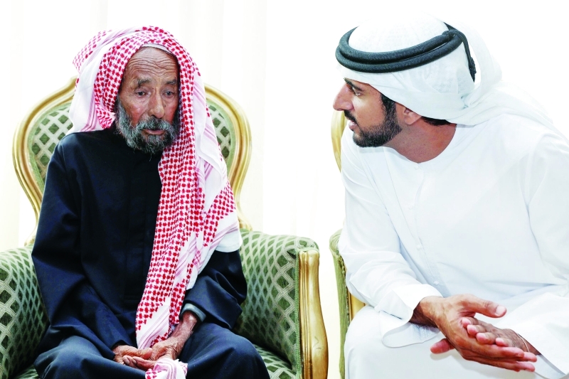 "■ ولي عهد دبي يقدم واجب العزاء في شهيد الوطن أحمد المزروعي"