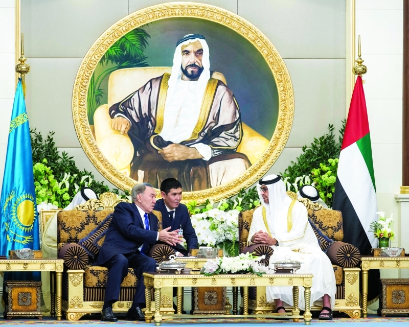 "محمد بن زايد في حديث مع رئيس كازاخستان"