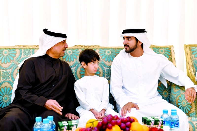 "حمدان بن محمد لدى تقديمه واجب العزاء في شهيد الوطن محمد علي البستكي | تصوير: سيف محمد وخليفة اليوسف ومحمد هشام"