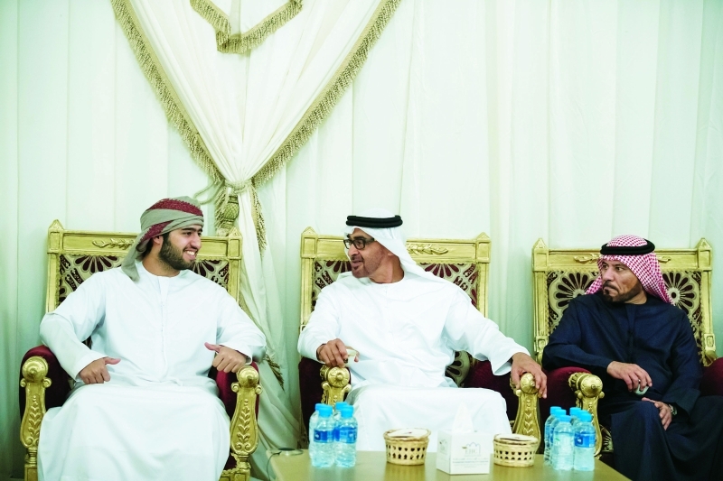 "■ محمد بن زايد في حديث مع نجل وشقيق الشهيد عبدالحميد الحمادي"