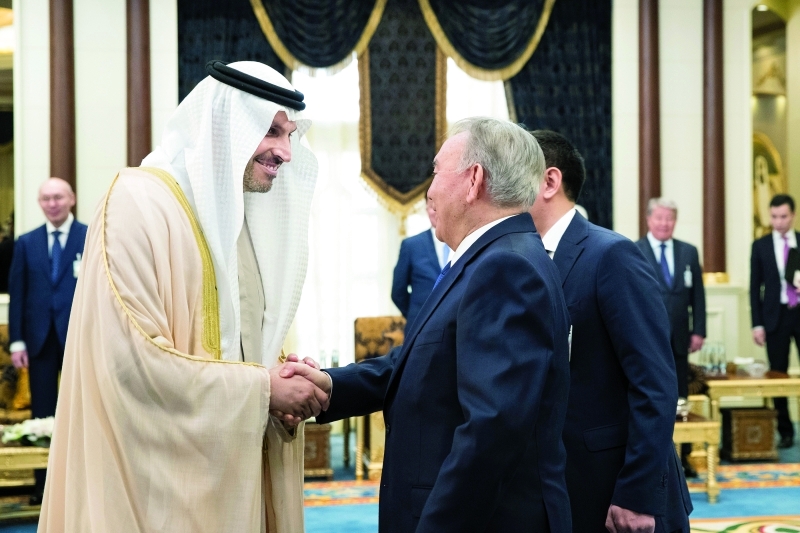 "رئيس كازاخستان مصافحاً خلدون المبارك"