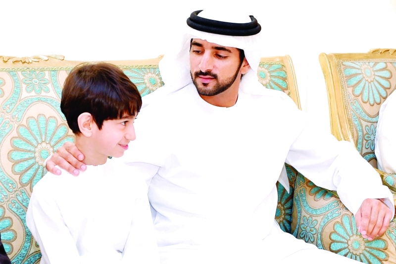 "حمدان بن محمد مواسياً علي نجل الشهيد محمد البستكي"