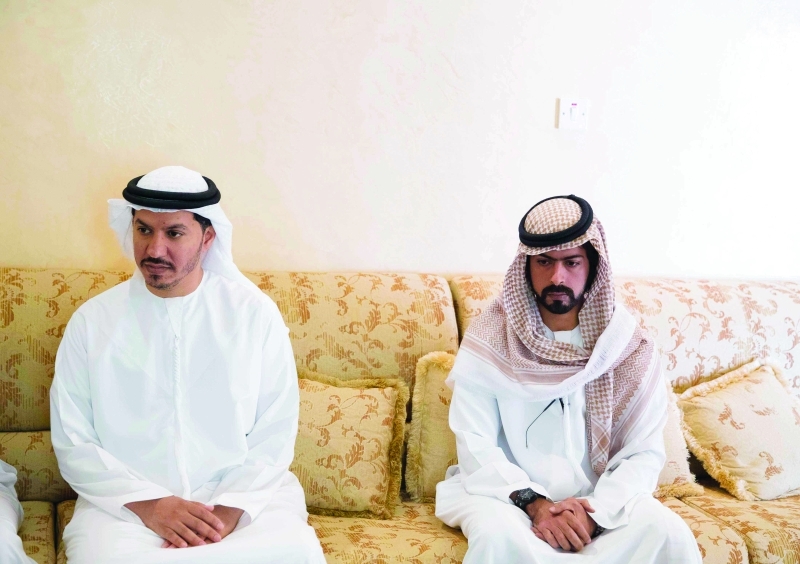 "خليفة بن طحنون خلال تقديم العزاء لأسرة الشهيد أحمد الطنيجي"