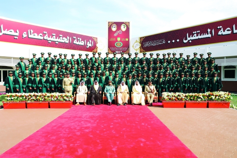 "حمدان بن محمد مع الخريجين بحضور محمد بن سعود وزايد بن مكتوم وضاحي خلفان وسيف الشعفار ومحمد بن فهد | تصوير: خليفة اليوسف"