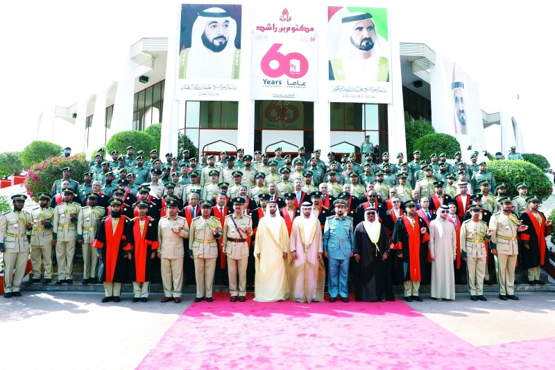 "ولي عهد دبي مع خريجي الدراسات العليا بحضور محمد بن سعود وزايد بن مكتوم وضاحي خلفان وسيف الشعفار ومحمد بن فهد وغيث السويدي"