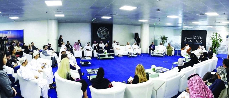 "الحبتور متحدثاً إلى 50 شخصاً من متابعيه عبر مواقع التواصل ــ البيان"