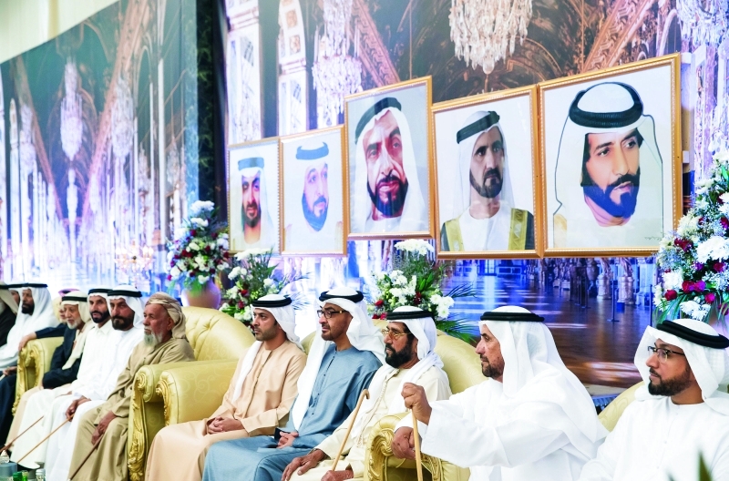 "محمد بن زايد متابعاً فعاليات حفل الزفاف بحضور طحنون بن محمد وعبدالعزيز النعيمي"