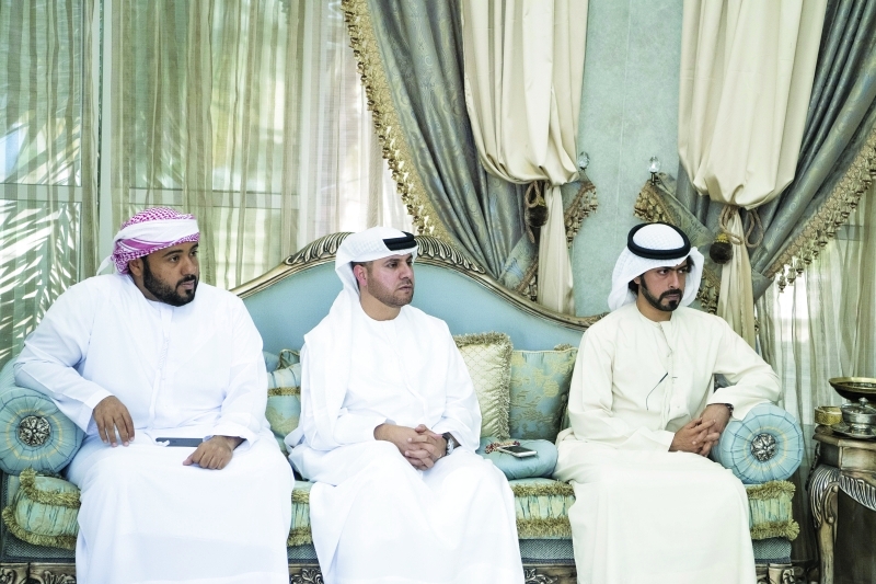 "■ خليفة بن طحنون وأحمد المزروعي خلال العزاء"