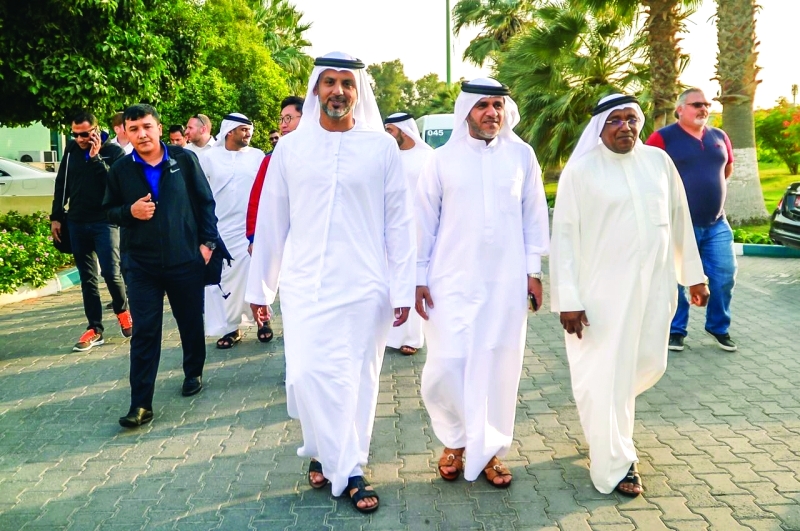 "■ جانب من زيارة الوفد إلى نادي الشباب | البيان"