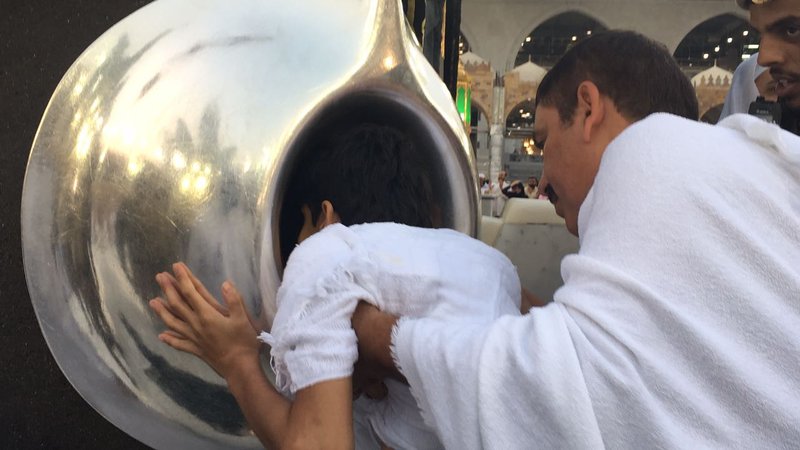 بالفيديو.. غانم مفتاح يطوف 7 أشواط حول الكعبة على يديه