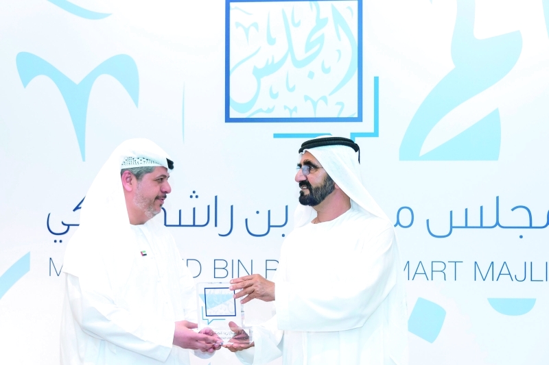 "محمد بن راشد يكرّم منصور المنصوري"