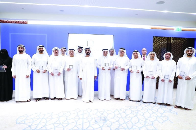 "محمد بن راشد يتوسط المكرمين في مجلس سموه الذكي بحضور حميد القطامي ومطر الطاير وسعيد الطاير وعبدالله الكرم | من المصدر"