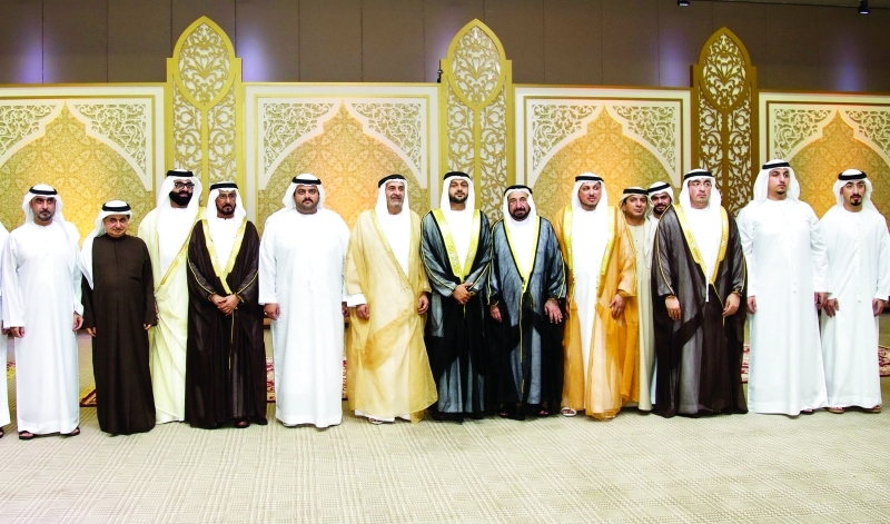 "سلطان القاسمي ومحمد الشرقي يتوسطان الحضور خلال الحفل | من المصدر"
