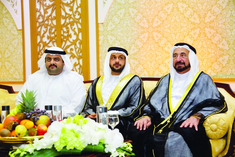 "حاكم الشارقة وولي عهد الفجيرة مع العريس"