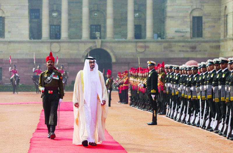 "محمد بن زايد خلال مراسم استقباله في الهند العام الماضي"