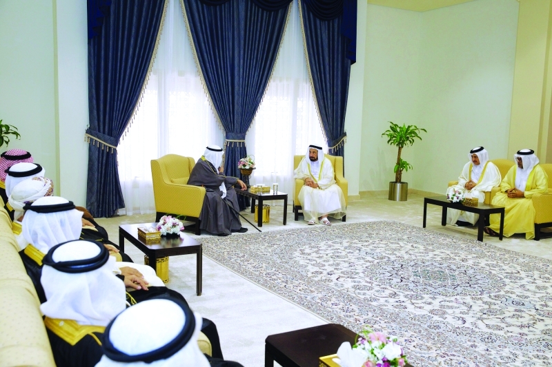 "■ سلطان القاسمي مستقبلاً رئيس وأعضاء اتحاد غرف «التعاون»  |  من المصدر"