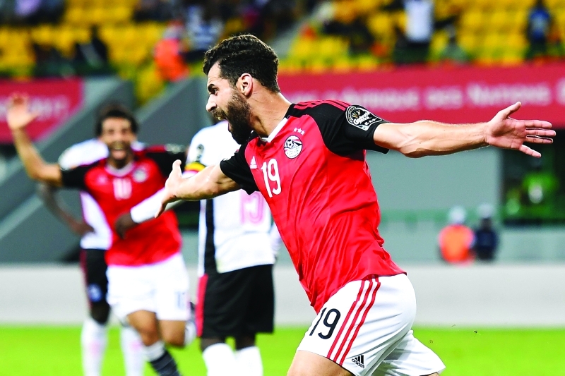 "■ عبدالله السعيد يجري فرحاً بهدف مصر الوحيد في أوغندا | أ ف ب"