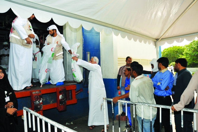 "متطوعو فرع أبوظبي وتوزيع لحوم الأضاحي"