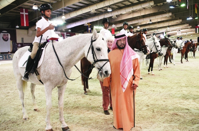 "سلطان بن زايد يتابع الاهتمام بالخيول"