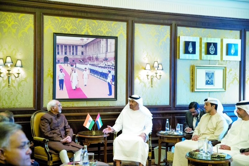 "محمد بن زايد ومنصور وحامد بن زايد خلال الاجتماع مع نائب رئيس جمهورية الهند"
