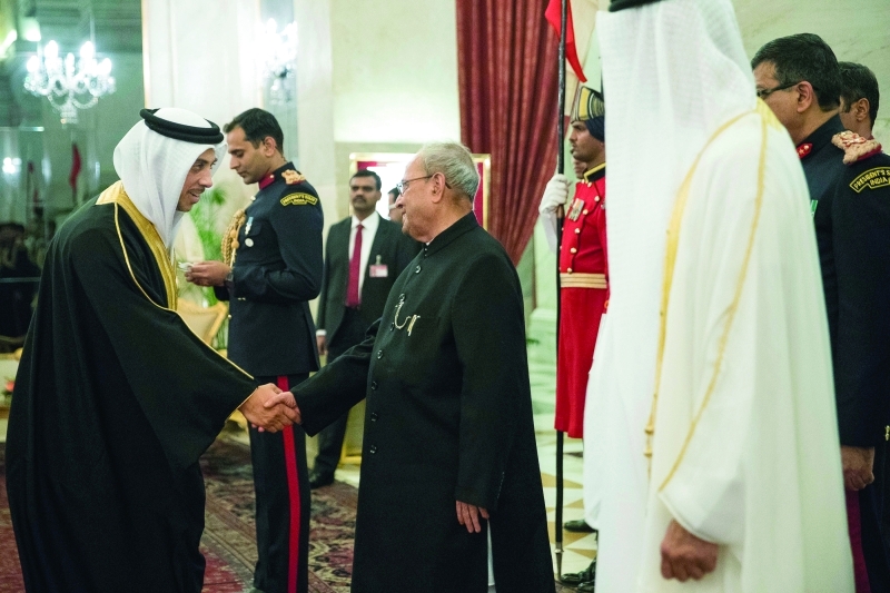 "■ منصور بن زايد مصافحاً الرئيس الهندي"