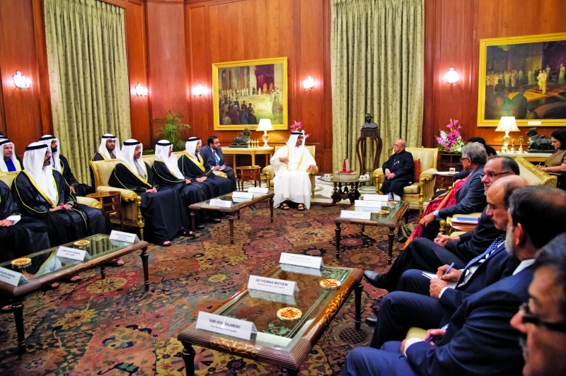 "■ محمد بن زايد خلال لقاء الرئيس الهندي بحضور منصور وحامد وعبدالله بن زايد وخالد بن محمد بن زايد"