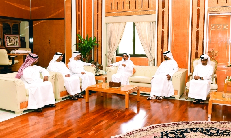 "■ حميد بن راشد النعيمي خلال لقائه الفريق التنفيذي للمبادرة"