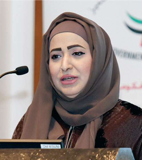 "أمل بن عدي متحدثة خلال الندوة"