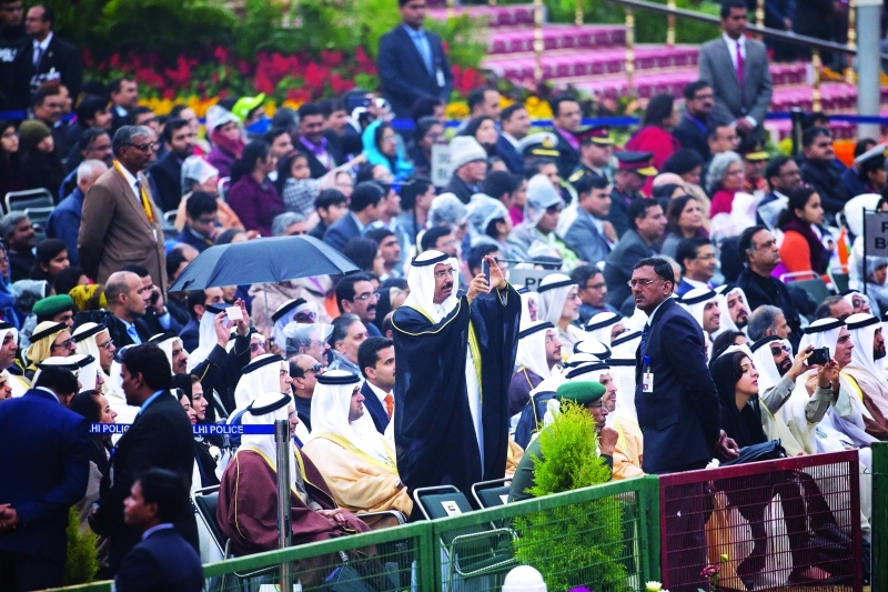 "أنور قرقاش وريم الهاشمي ومحمد البواردي ومحمد المر وحمد الرميثي خلال الاحتفالات"