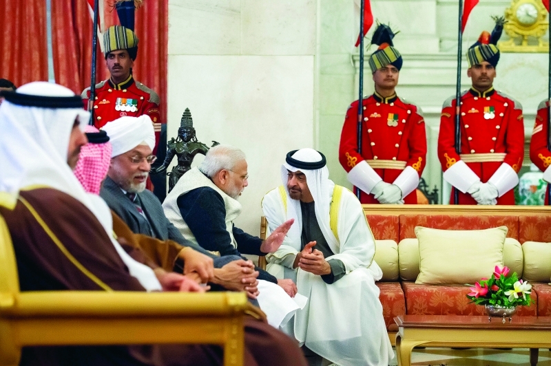 "محمد بن زايد والرئيس الهندي خلال المباحثات بحضور المسؤولين"