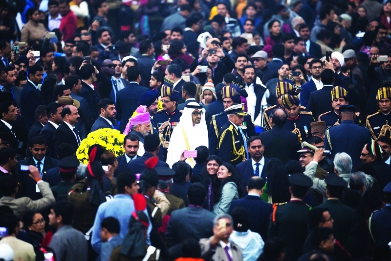 "محمد بن زايد محاطاً بالمسؤولين الهنود"