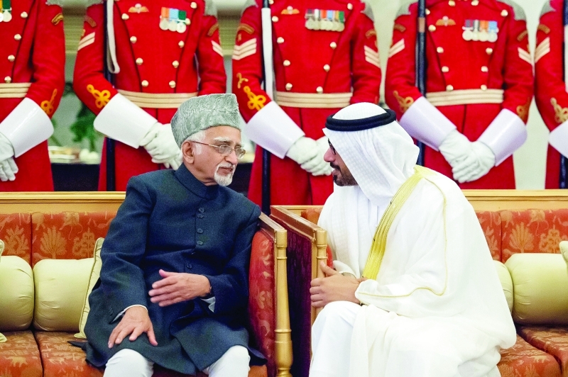 "خالد بن محمد بن زايد ومحمد أنصاري نائب رئيس جمهورية الهند خلال حضور الحفل"